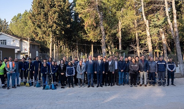 Gaziemir’in mezarlıklarında bayram temizliği