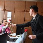 Gençlerden kadınlara karanfil