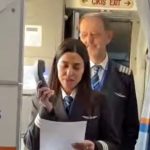 Gökyüzünde tarihi an: 45 yılın ardından son uçuşunda koltuğunu pilot olan kızına devretti