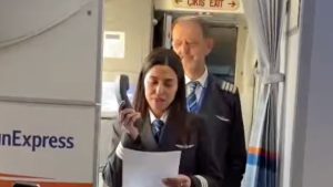 Gökyüzünde tarihi an: 45 yılın ardından son uçuşunda koltuğunu pilot olan kızına devretti