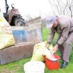 Gübreler toprakla buluşuyor, çiftçinin yüzü gülüyor