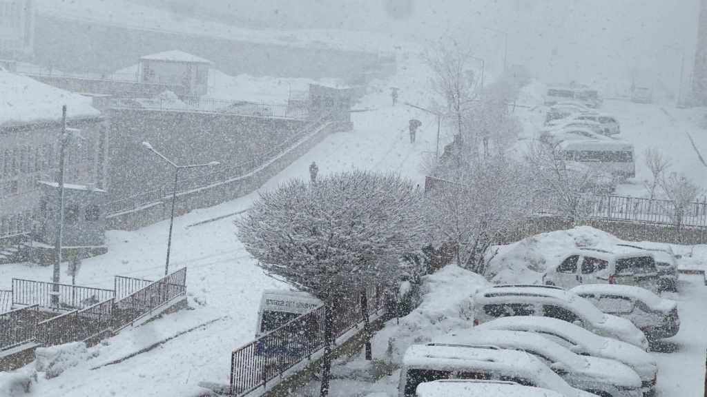 Hakkari Yüksekova kar altında