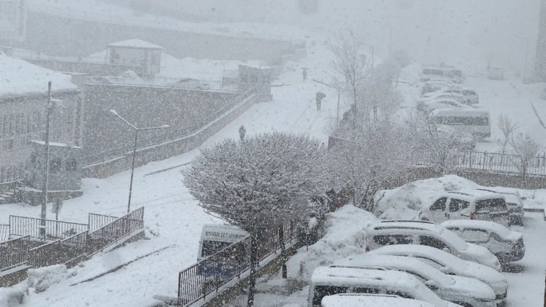 Hakkari Yüksekova kar altında