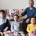 Hakkari’de 37 yaşındaki adam 4 evladına tek başına bakıyor