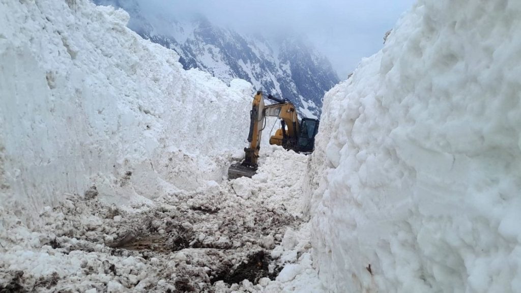 Hakkari’de çığ felaketi: Meyve bahçeleri kar altında kaldı