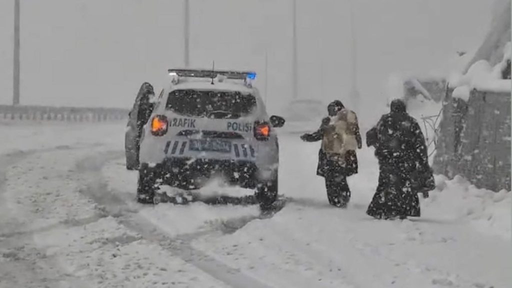 Hakkari’de yoğun kar yağışında bebeği ile yolda kaldı: Trafik polisleri yardım etti