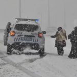 Hakkari’de yoğun kar yağışında bebeği ile yolda kaldı: Trafik polisleri yardım etti