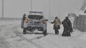 Hakkari’de yoğun kar yağışında bebeği ile yolda kaldı: Trafik polisleri yardım etti