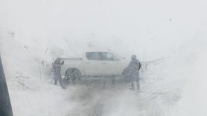Hakkari’de zirvede mahsur kalanlar kurtarıldı