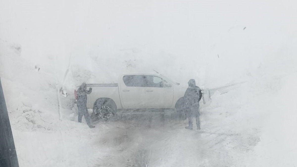 Hakkari’de zirvede mahsur kalanlar kurtarıldı
