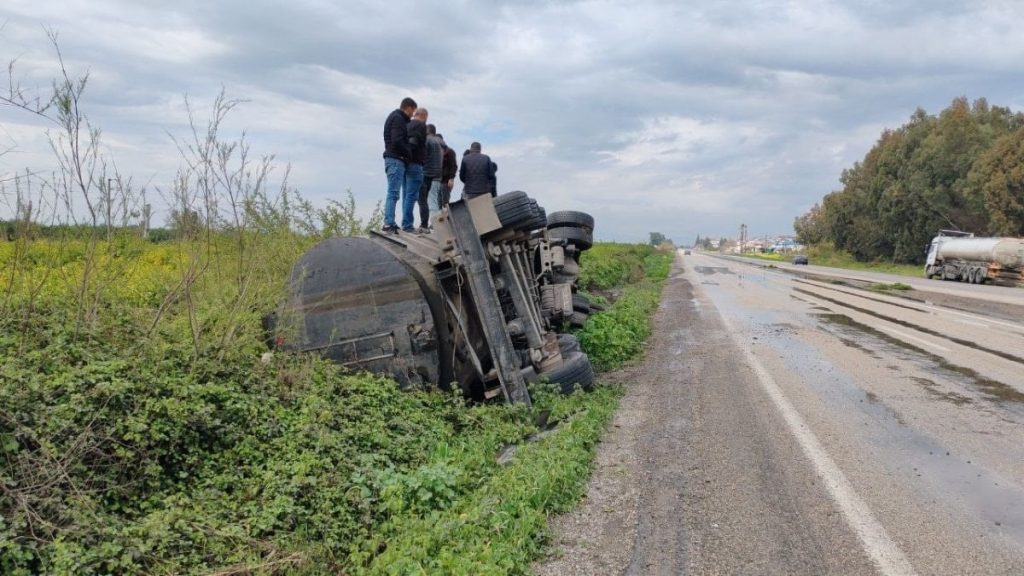 Hatay’da akaryakıt tankeri devrildi: Yakıt portakal bahçesine yayıldı