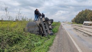 Hatay’da akaryakıt tankeri devrildi: Yakıt portakal bahçesine yayıldı