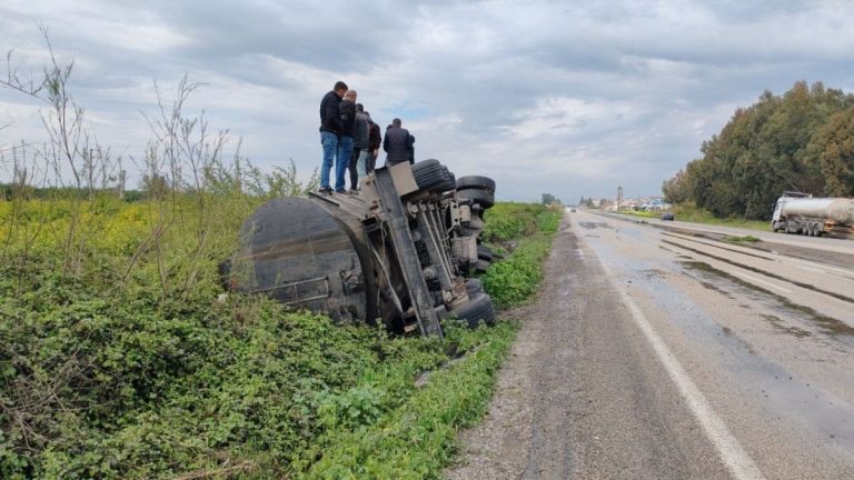 Hatay’da akaryakıt tankeri devrildi: Yakıt portakal bahçesine yayıldı