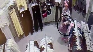 Hatay’da alışveriş merkezinde çocuğunun yanında hırsızlık yaptı