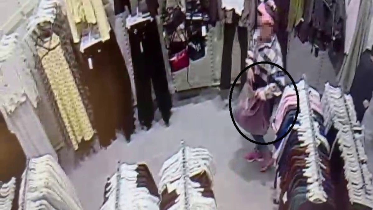 Hatay’da alışveriş merkezinde çocuğunun yanında hırsızlık yaptı