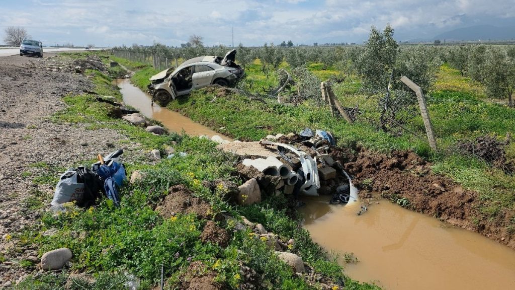 Hatay’da bir sürücü hurdaya dönen araçtan burnu kanamadan çıktı