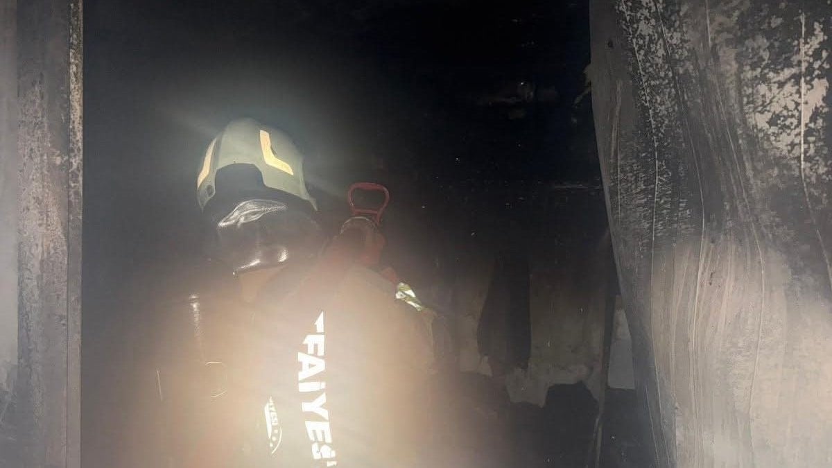 Hatay’da depremzede ailenin konteyneri alevlere teslim oldu