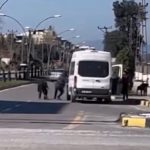 Hatay’da durak görevlisinin minibüs şoförünü darbettiği anlar kameraya yansıdı