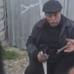 Hatay’da emekli maaşını mahalleye dağıtıyor