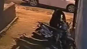 Hatay’da genç adamın yeni motosikleti çalındı: Hırsızlık anı kamerada