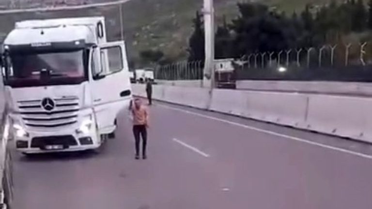 Hatay’da kazaya öfkelenen tır şoförü meslektaşına demir sopayla saldırdı: Aynamı kırdın