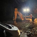 Hatay’da navigasyon yanıltınca dağ yolunda mahsur kaldılar: Çamura saplanıp yardım beklediler