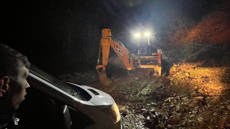 Hatay’da navigasyon yanıltınca dağ yolunda mahsur kaldılar: Çamura saplanıp yardım beklediler