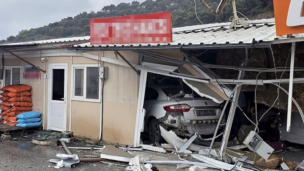 Hatay’da otomobilin prefabrik iş yerlerine çarptığı anlar kamerada