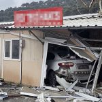 Hatay’da otomobilin prefabrik iş yerlerine çarptığı anlar kamerada