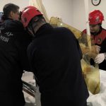 Hatay’da zorlu ameliyat: Göğsüne saplanan demiri itfaiye kesti