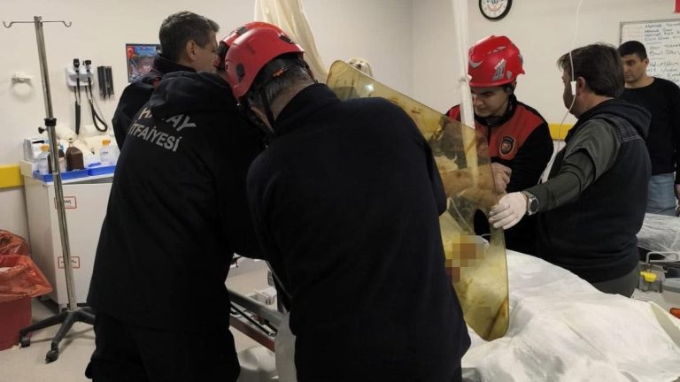 Hatay’da zorlu ameliyat: Göğsüne saplanan demiri itfaiye kesti