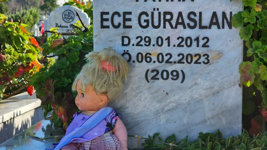 Hatay’daki deprem şehitliğinde hüzünlü bayram