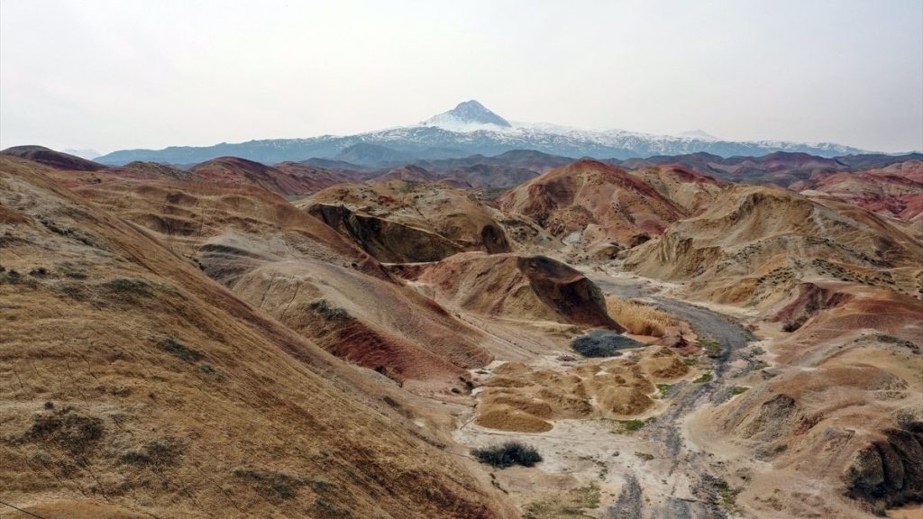 Iğdır’daki Gökkuşağı Tepeleri’nde karın erimesi ile beraber renkli görüntüler ortaya çıktı