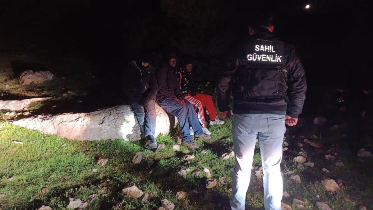İHA’dan gece tespiti: İzmir’de 22 kaçak göçmen yakalandı