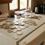 İlginç Feng Shui ritüeli: Buzdolabının üstüne bozuk para koymak