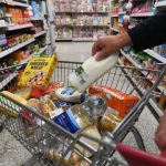 İngiltere’de perakende satışlar üç ay sonra ilk kez düştü