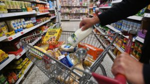 İngiltere’de perakende satışlar üç ay sonra ilk kez düştü