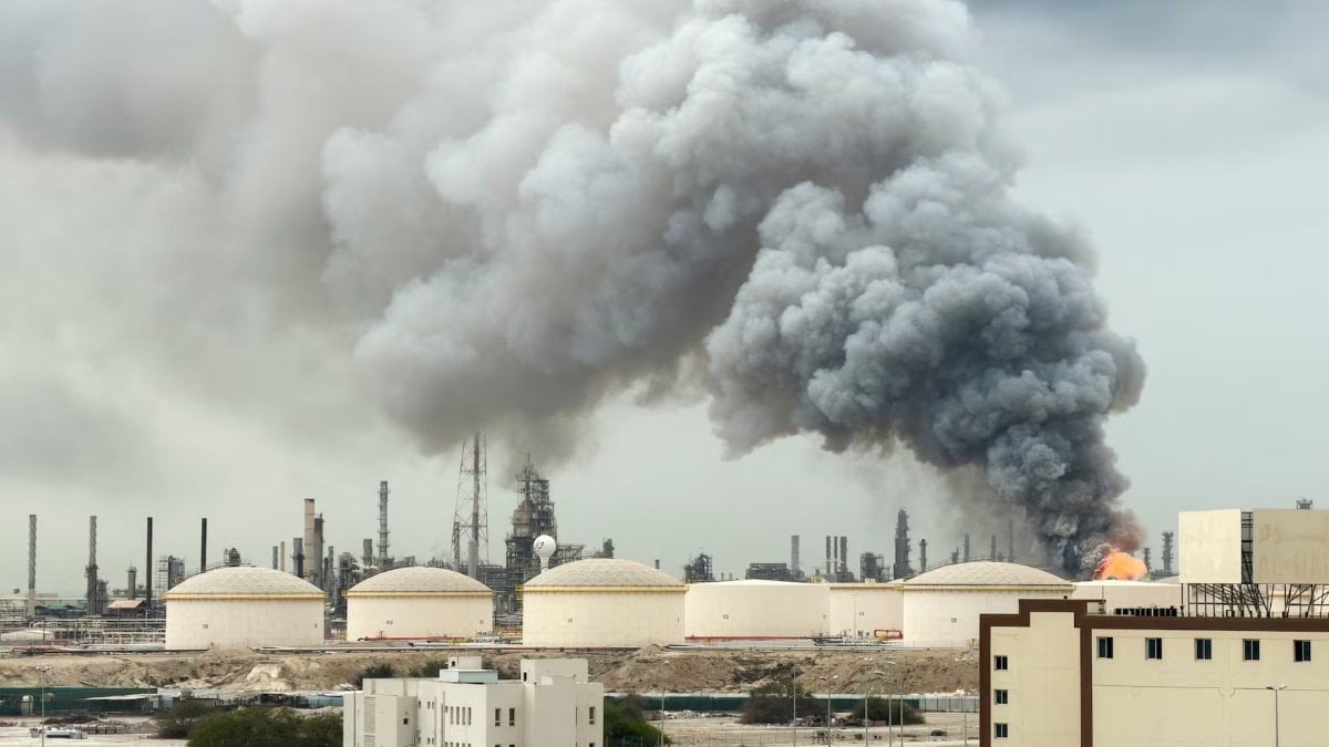 İran Bahreyn’deki en büyük petrol tesisine saldırdı: Alevler gökyüzünü kapladı