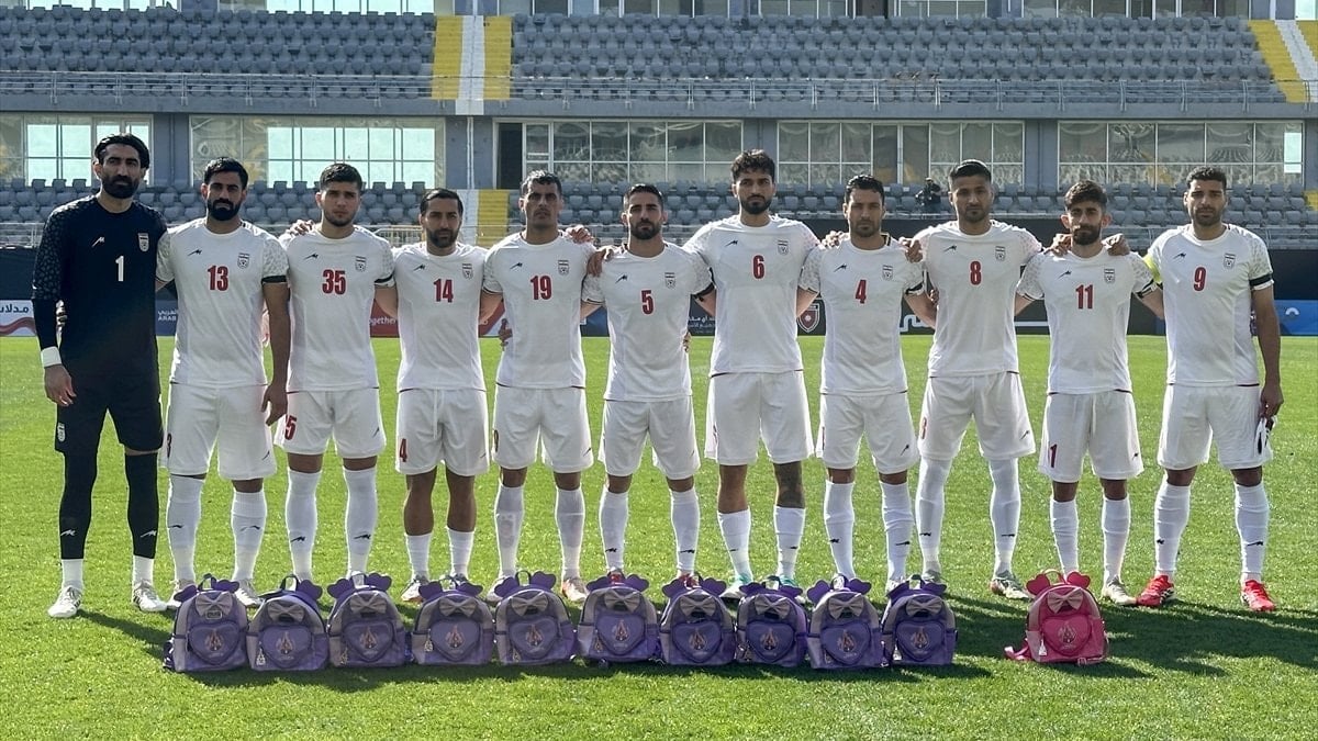 İran Milli Futbol Takımı’ndan, ölen çocuklar için ‘çocuk sırt çantalı’ mesaj