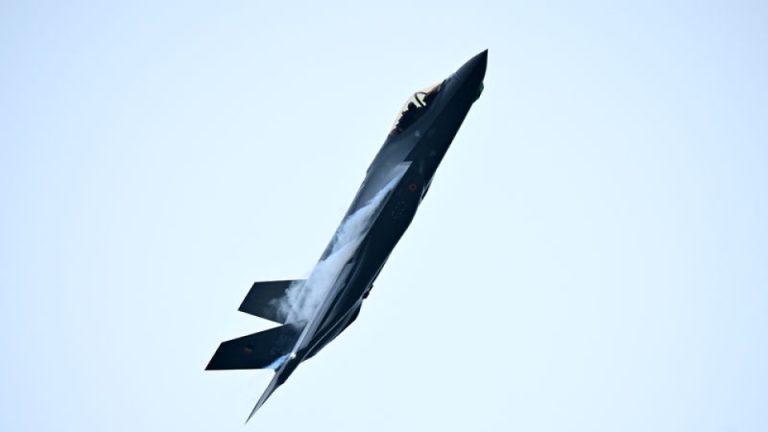 İran ordusu: Ülkenin güneyinde bir F-15 savaş uçağı düşürüldü