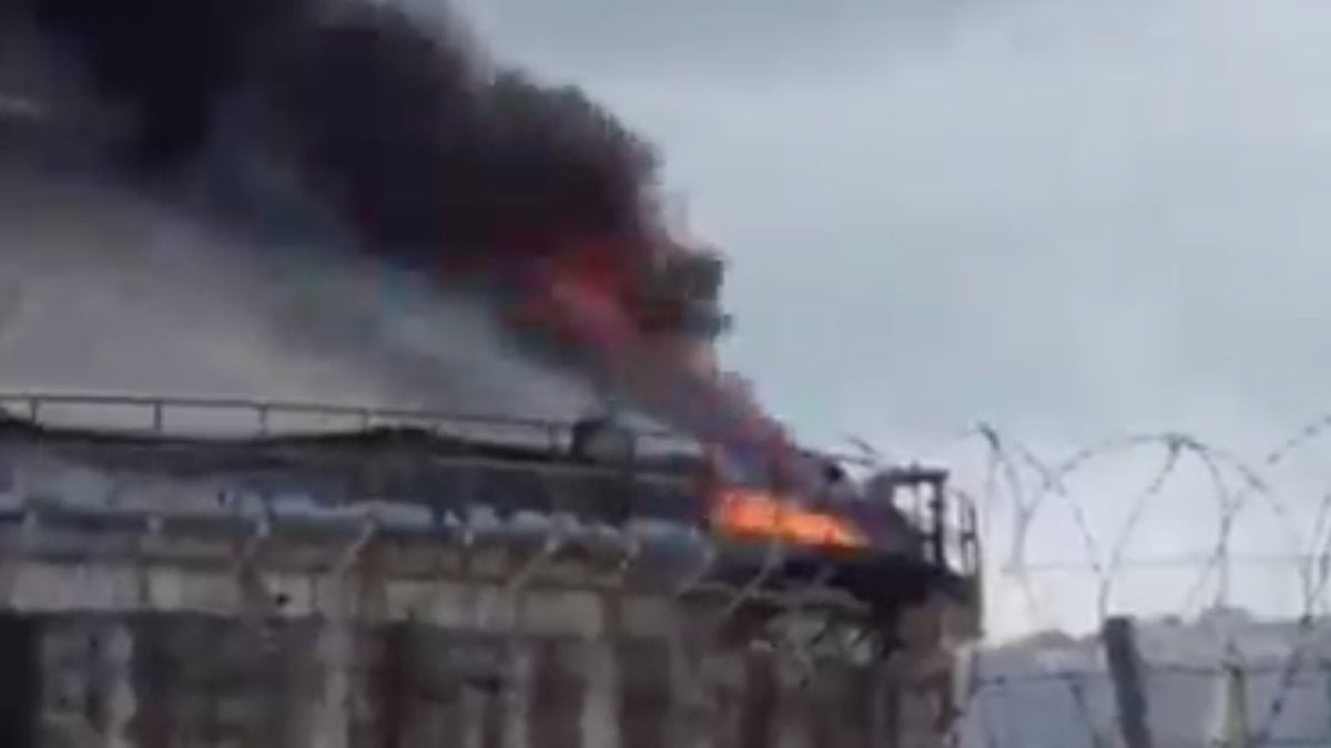 İran’ın misillemesi sonrası Hayfa’daki petrol rafinerisinden yeniden dumanlar yükseliyor
