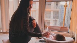 İrem Helvacıoğlu kızı Sora’yı paylaşmaya doymuyor: “Elbise ve oyuncak benim”