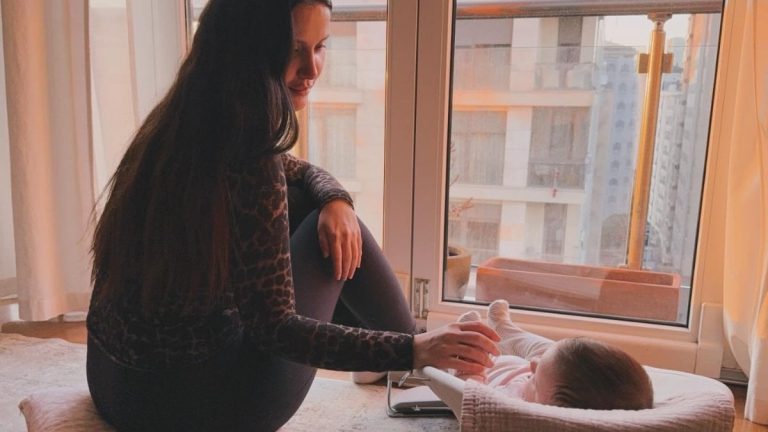 İrem Helvacıoğlu kızı Sora’yı paylaşmaya doymuyor: “Elbise ve oyuncak benim”