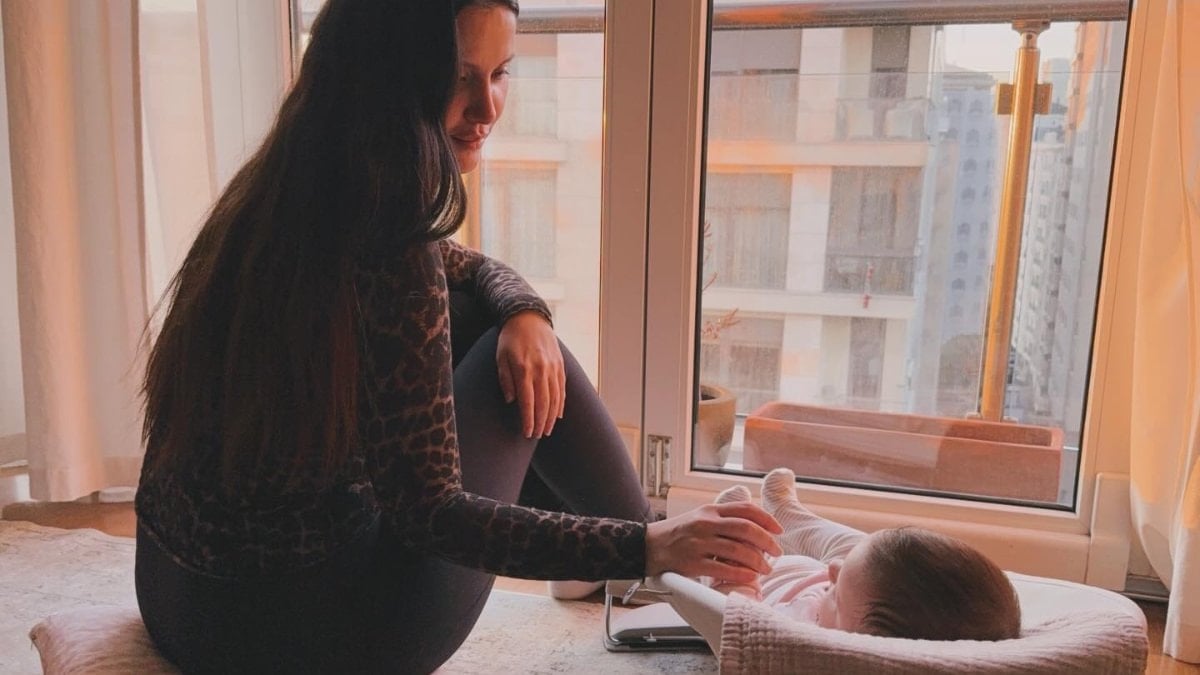 İrem Helvacıoğlu kızı Sora’yı paylaşmaya doymuyor: “Elbise ve oyuncak benim”