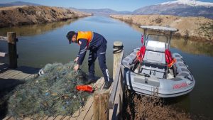 Işıklı Barajı’nda kaçak avcıların bıraktığı 5 bin metre ağ ele geçirildi