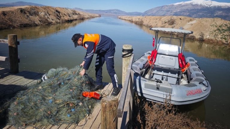 Işıklı Barajı’nda kaçak avcıların bıraktığı 5 bin metre ağ ele geçirildi