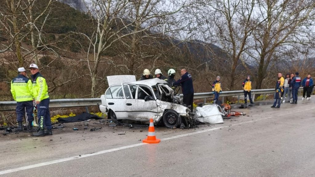 Isparta’daki trafik kazasında nişanlı çift yaşamını yitirdi
