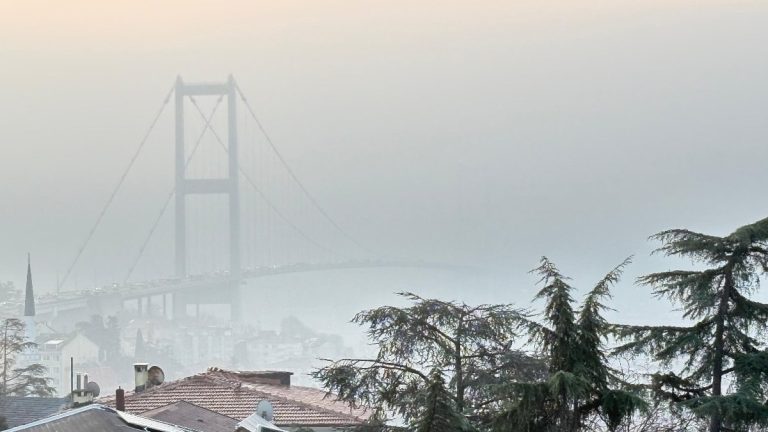 İstanbul Boğazı’nda sis etkili oluyor