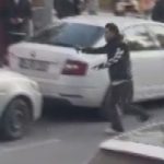 İstanbul Fatih’te etrafa rastgele bıçakla saldıran şahıs kameraya yansıdı