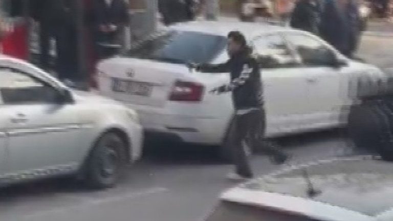 İstanbul Fatih’te etrafa rastgele bıçakla saldıran şahıs kameraya yansıdı